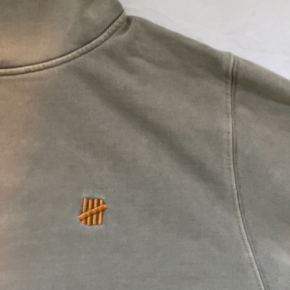 UNDEFEATED Embroidered Logo Hoodie - Picture 3 of 5
